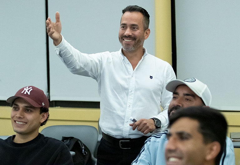 Jhon Cardona teaching students in an ESL class