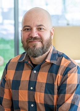 Headshot of Leonardo Pinheiro