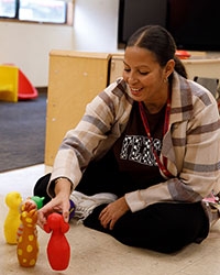 Rosa, from the teacher apprenticeship program, working in children's classroom