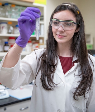Ella Lewis, Hope Scholar, and biology major working in lab